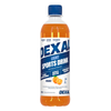 Dexal Light Sports Drink Urheilujuomatiiviste; muovipullo Dexal Light Sports Drink -urheilujuomatiivistettä appelsiinin maussa, suomenkielinen etiketti; pullon sisällä oranssia nestettä, sininen korkki; etiketissä groteskityyppografiaa sinisenä ja valkoisena; pullo lieriömäinen kevyin uurtein ja kiiltäväpintainen; tausta tasainen; ei ihmisiä tai käsiä näkyvissä; virkistävä urheilujuoma sopii nesteytykseen fyysisen aktiivisuuden aikana.