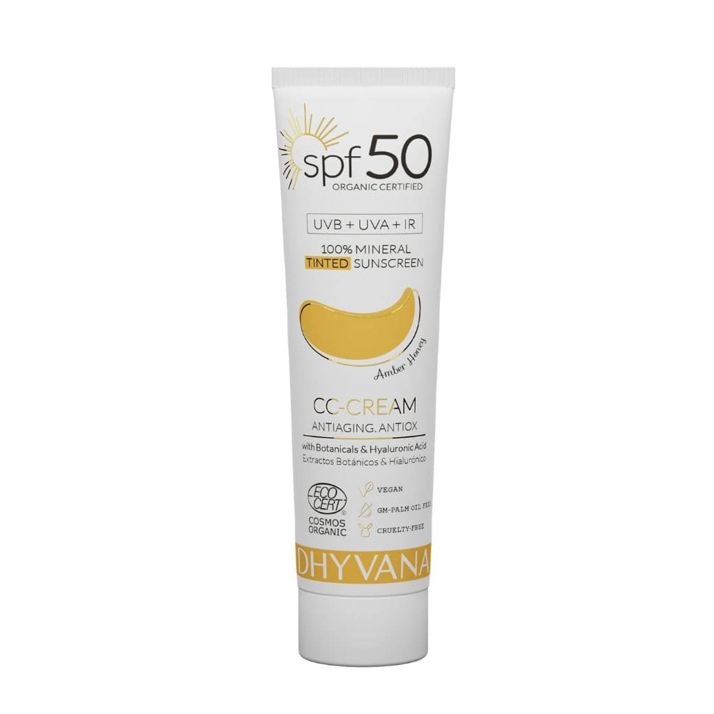Dhyvana Sävyttävä aurinkovoide kasvoille SK50 Amber Honey, valkoinen tuubi, luomusertifioitu SPF 50 -sävyttävä mineraalinen aurinkosuojavoide (CC-voide), etusivulla keltaista ja mustaa tekstiä sekä keltainen aurinkokuvio; tuubi muovia mattapinnalla, sylinterimäinen litteällä yläosalla; typografia groteskinen; ei muita esineitä eikä ihmisiä näkyvissä, tausta yksinkertainen ja neutraali; etiketissä lihavoituna "SPF 50".