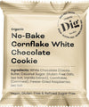 Dig Luomu Cornflake-Valkosuklaakeksi; beige välipalakääre mattapinnalla, merkitty ”Organic No-Bake Cornflake White Chocolate Cookie”; kääreessä ainesosa- ja ruokavaliotietoja selkeällä groteskifontilla, luetellen vegaanisen, gluteenittoman ja puhdistetusta sokerista vapaan koostumuksen; pakkaus on suorakulmainen, ei ihmisiä tai taustaelementtejä näkyvissä