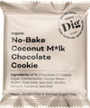 Dig Luomu Kookossuklaakeksi; beige, mattapintainen suorakulmainen pussi, merkitty ”Dig Organic No-Bake Coconut M*lk Chocolate Cookie”; etupuolella lihavaa groteski- ja kaunokirjoitusfonttia, jossa vegaani-, gluteenitonta ja puhdistetusta sokerista vapaata koostumusta koskevat väitteet ja luomu-ainesosaluettelo; ei ihmisiä tai käsiä näkyvissä; tausta vaalea, koko pussi näkyvissä kuvassa.