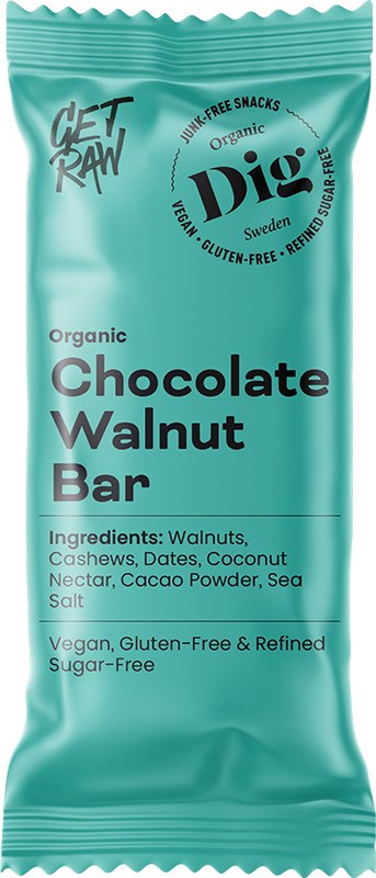 Dig Luomu Suklaa-Saksanpähkinäpatukka; turkoosi patukan kääre, merkitty Organic Chocolate Walnut Bar, esittelee ainesosaluettelon ja korostaa vegaanisuutta, gluteenittomuutta ja puhdistetusta sokerista vapautta; merkinnät Get Raw ja Dig näkyvät ylhäällä; suorakulmainen mattapintainen pakkaus, valkoista groteskitekstiä etupuolella; vaakasuuntainen tuotekuva yksivärista taustaa vasten, ei ihmisiä tai rekvisiittaa näkyvissä.