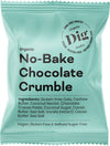 Dig Luomu Suklaacrumble; sinivihreä, suorakulmainen välipalapakkaus mattapinnalla, merkitty ”Organic No-Bake Chocolate Crumble” lihavalla valkoisella ja suklaanruskealla groteskitekstillä; etupuolen teksti korostaa vegaanisuutta, gluteenittomuutta ja puhdistetusta sokerista vapaata koostumusta; terveelliset ainesosat ja tuoteväitteet näkyvät selkeästi etupuolella; pakkaus kuvattu yksivärista taustaa vasten, ei ihmisiä tai rekvisiittaa näkyvissä.
