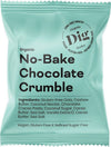 Dig Luomu Suklaacrumble; sinivihreä, suorakulmainen välipalapakkaus mattapinnalla, merkitty ”Organic No-Bake Chocolate Crumble” lihavalla valkoisella ja suklaanruskealla groteskitekstillä; etupuolen teksti korostaa vegaanisuutta, gluteenittomuutta ja puhdistetusta sokerista vapaata koostumusta; terveelliset ainesosat ja tuoteväitteet näkyvät selkeästi etupuolella; pakkaus kuvattu yksivärista taustaa vasten, ei ihmisiä tai rekvisiittaa näkyvissä.
