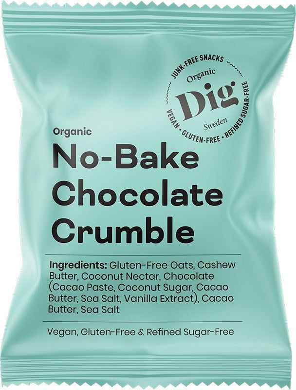 Dig Luomu Suklaacrumble; sinivihreä, suorakulmainen välipalapakkaus mattapinnalla, merkitty ”Organic No-Bake Chocolate Crumble” lihavalla valkoisella ja suklaanruskealla groteskitekstillä; etupuolen teksti korostaa vegaanisuutta, gluteenittomuutta ja puhdistetusta sokerista vapaata koostumusta; terveelliset ainesosat ja tuoteväitteet näkyvät selkeästi etupuolella; pakkaus kuvattu yksivärista taustaa vasten, ei ihmisiä tai rekvisiittaa näkyvissä.