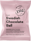 Dig Luomu Suklaapallo; vaaleanpunainen mattapintainen pussi pyöristetyin kulmin, merkitty ”Swedish Chocolate Ball”, luetellen luomu-, vegaani-, gluteenittoman ja puhdistetusta sokerista vapaan koostumuksen; pakkauksessa näkyvät ainesosat kauraa, kookosta (kokonaista ja raastettua), kaakaojauhetta, auringonkukkaöljyä, kahvinpapuja tai -jauhetta sekä merisuolakiteitä; groteskitypografiaa; ei ihmisiä tai käsiä näkyvissä; tausta yksivärinen