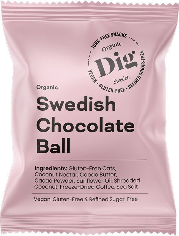 Dig Luomu Suklaapallo; vaaleanpunainen mattapintainen pussi pyöristetyin kulmin, merkitty ”Swedish Chocolate Ball”, luetellen luomu-, vegaani-, gluteenittoman ja puhdistetusta sokerista vapaan koostumuksen; pakkauksessa näkyvät ainesosat kauraa, kookosta (kokonaista ja raastettua), kaakaojauhetta, auringonkukkaöljyä, kahvinpapuja tai -jauhetta sekä merisuolakiteitä; groteskitypografiaa; ei ihmisiä tai käsiä näkyvissä; tausta yksivärinen