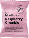 Dig Luomu Vadelmacrumble; vaaleanpunainen välipalapakkaus, merkitty No-Bake Raspberry Crumble, sisältää gluteenitonta kauraa, kookospähkinänektaria, mantelivoita, cashewvoita, kaakaovoita, vadelmia, merisuolaa ja vaniljauutetta; pakkaus on mattapintainen valkoisella ja tummanpinkillä selkeällä groteskitekstillä; pussi on suorakulmainen suljetulla yläreunalla; tausta valkoinen; ei ihmisiä tai käsiä näkyvissä.