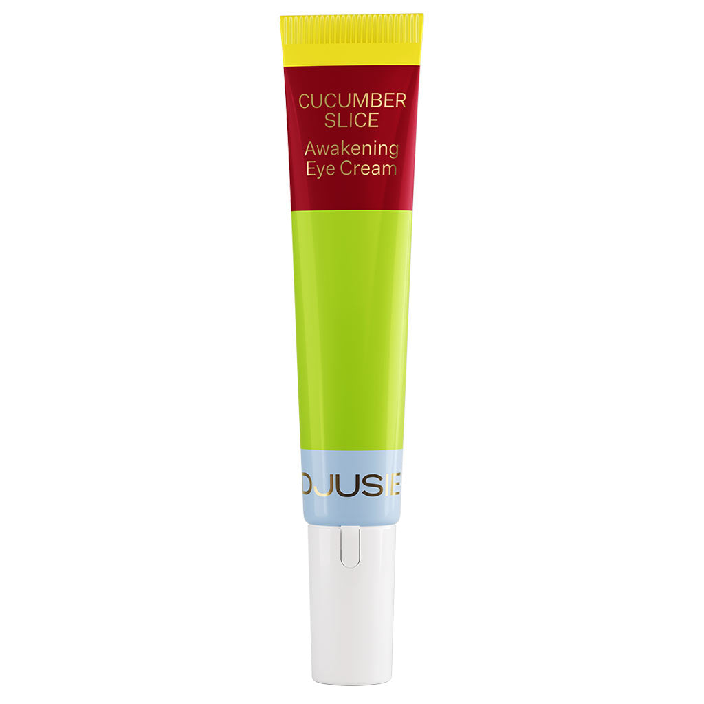Djusie Cucumber Slice Awakening Eye Cream; vihreä ja keltainen lieriömäinen tuubi valkoisella korkilla ja sinisellä aksentilla, pystyssä valkoisella taustalla, korostaen raikasta kurkkupohjaista koostumusta; mattapintainen tuubi; etiketin teksti isoin kirjaimin; kuvassa ei ihmisiä tai muita esineitä.