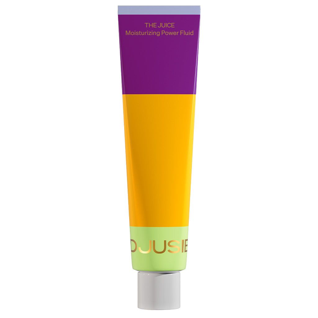 Djusie Juicy Skin Box; DJUSIE The Juice Moisturizing Power Fluid -tuubi pystyssä tasaisella alustalla; lieriömäinen mattapintainen tuubi valkoisella korkilla, elävä violetti, keltainen ja vihreä abstrakti kuvio; tuotenimi ja brändi lihavoidulla pääteviivattomalla tekstillä; valkoinen tausta, ei ihmisiä tai käsiä.