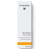 Dr. Hauschka Aktivoiva Kosteusvoide; valkoinen suorakaiteen muotoinen rasia Dr. Hauschka Revitalising Day Lotion -tuotetta, 50 ml, kalpealle tai kuivuneelle iholle, koostumus ravitsevalla aprikoosilla; pinta mattapintainen, muoto korkea suorakulmainen terävin reunoin; rasiassa niukkaa tikkukirjasintekstiä ja oranssi raita alaosassa; ei käsiä tai ihmisiä näkyvissä; tausta tasainen valkoinen, tuote kuvattu edestä.