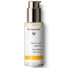 Dr. Hauschka Aktivoiva Kosteusvoide; pullo Dr. Hauschka Revitalising Day Lotion -tuotetta pumppuannostelijalla, lieriömäinen muoto, kiiltäväpintainen valkoinen etiketti yhdellä vaakasuoralla keltaisella raidalla alaosassa, painettua tekstiä mustana ja kultaisena tikkukirjasin- ja antiikvakirjasimin; sekä saksaksi että englanniksi; pullo pystyssä tasaisella vaalealla taustalla; ei ihmisiä tai käsiä näkyvissä.