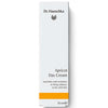 Dr. Hauschka Aprikoosivoide; valkoinen rasia Dr. Hauschka Apricot Day Cream -tuotetta, 30 ml, keltainen raita alaosassa; rasiassa yksinkertaista tikkukirjasin- ja antiikvatypografiaa brändille ja tuotenimelle; luettava teksti sisältää ”Dr. Hauschka” ja ”Apricot Day Cream”; pinta mattapintainen; ei ihmisiä tai käsiä näkyvissä, tausta tasainen valkoinen; koostumus ravitsee ja uudistaa, tuoden säteilevän kosteuden kuivalle, elottomalle iholle.