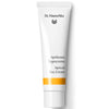 Dr. Hauschka Aprikoosivoide; valkoinen tuubi Dr. Hauschka Apricot Day Cream -tuotetta uudistavine mustine ja oransseine teksteineen sekä keltainen raita tyvellä; tuubi lieriömäinen mattapinnalla ja sileä valkoinen korkki; pakkauksen teksti tikkukirjasimella eri kokoina; tuote pystyssä saumattomalla, yksivärisellä valkoisella taustalla; ei ihmisiä tai käsiä kuvassa.
