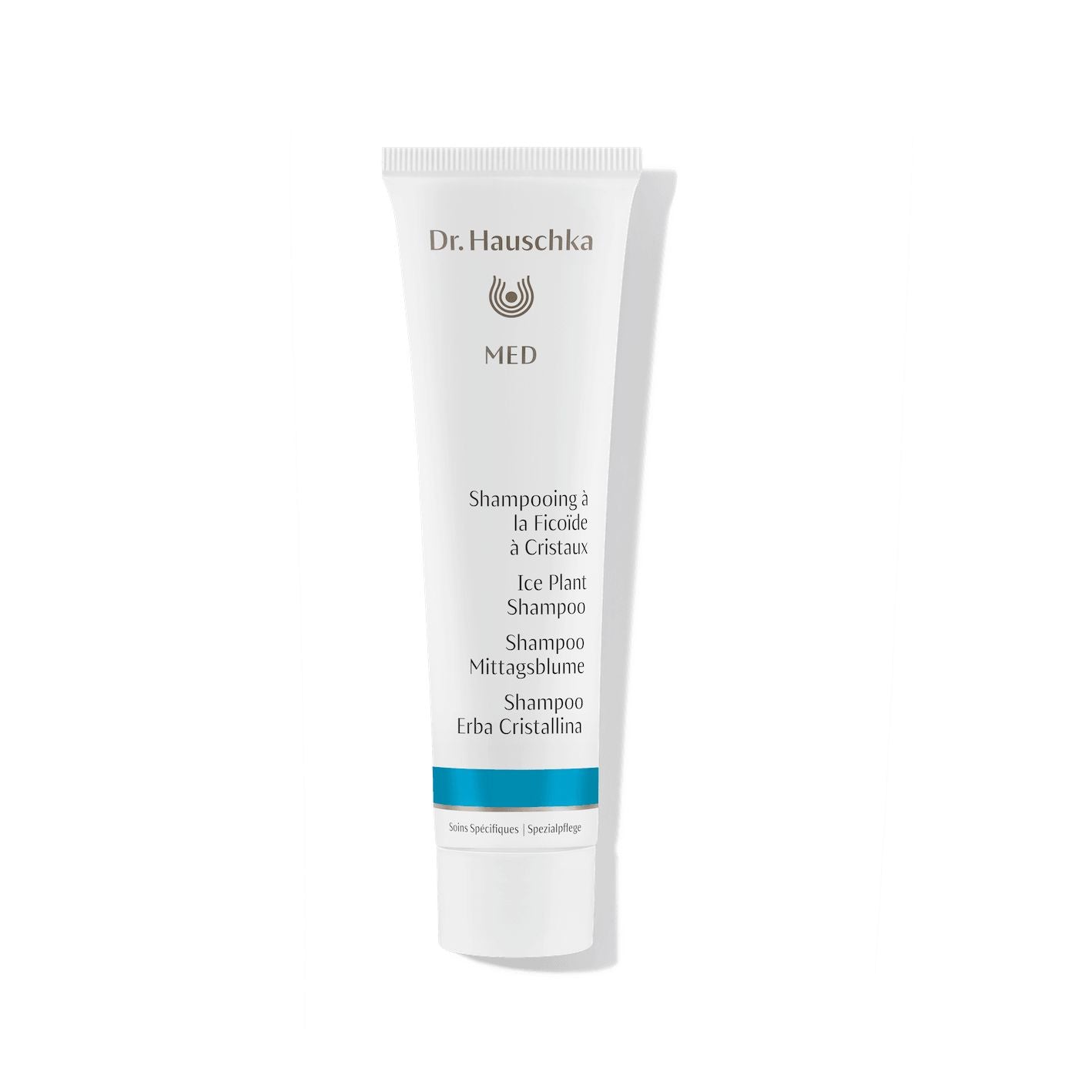 Dr.Hauschka Med jääruohoshampoo; valkoinen tuubi hopean- ja sinisävyisin yksityiskohdin; monikielinen teksti sekä yksinkertainen luomulogo.
