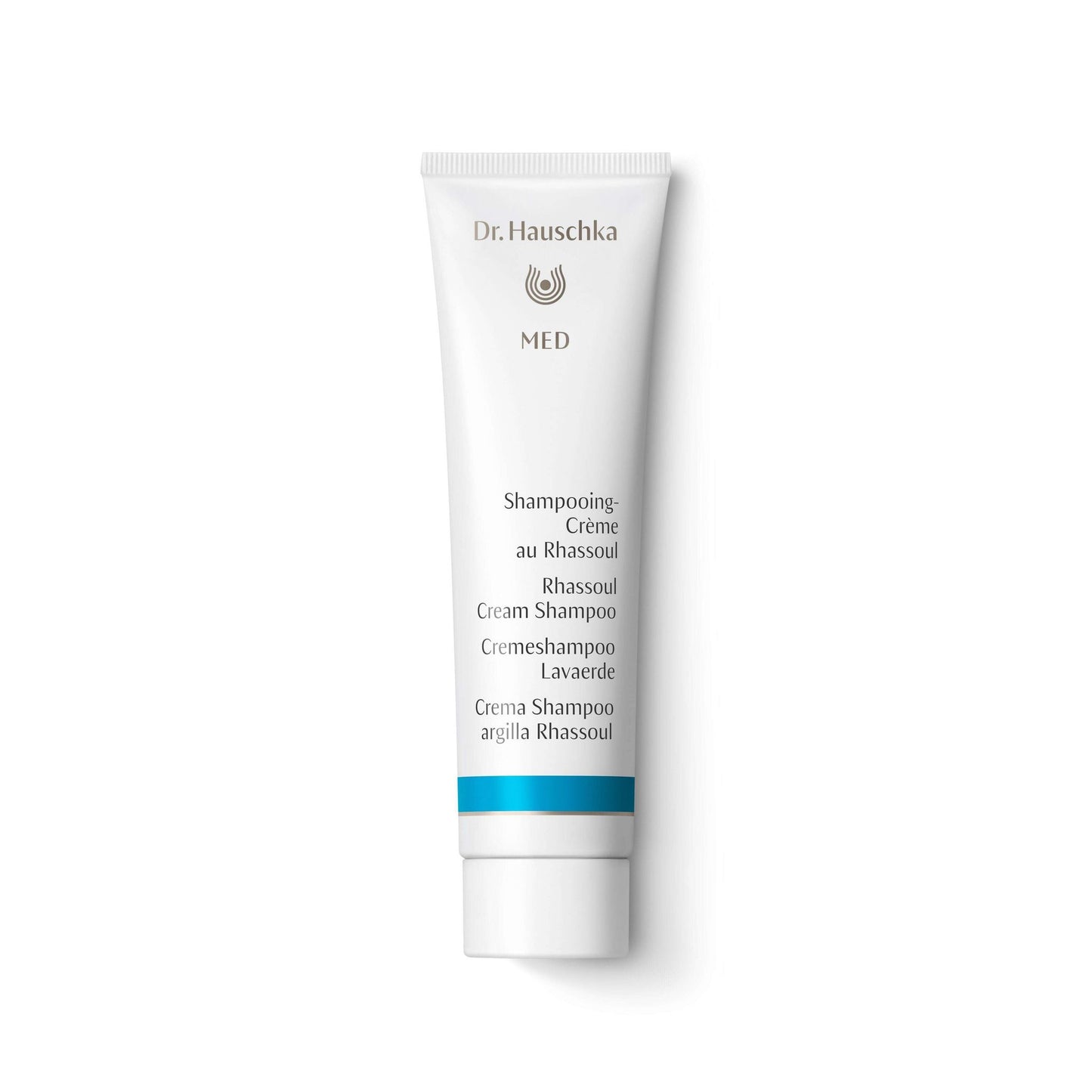 Dr.Hauschka Med Rhassoul-savishampoo; valkoinen, lieriön muotoinen ja mattapintainen tuubi pystyasennossa, alaosassa sininen raita; teksti mustaa ja sinistä groteskia.