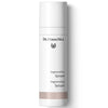 Dr. Hauschka Uudistava Seerumi; valkoinen lieriömäinen muovipullo Dr. Hauschka Regeneration Serum -tuotetta mattapinnalla ja beigenvärisellä vaakasuoralla nauhalla tyvellä; etusivun etiketissä mustaa tikkukirjasintekstiä tuotenimelle ja brändilogolle; pullo pystyssä tasaisella, tasaisesti valaistulla valkoisella taustalla ilman rekvisiittaa tai ihmisiä kuvassa.