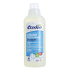 Ecodoo Villa- ja hienopesuaine; pullo Ecodoo-pesuainetta herkille kankaille, sinisin ja valkoisin ranskankielisin merkinnöin, ekologisin ainesosin ja kirkkaalla korkilla; muovipullo opaakin valkoinen kaarevin kyljin, kiiltäväpintainen ja kiinteä kädensija; päätekstin kirjasin groteskia, "Ecodoo" erottuu paksuina sinisin kirjaimin; tuote kuvattu pystyssä pelkistettyä valkoista taustaa vasten.