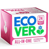 Ecover All-In-One konetiskitabletit Citrus; vaaleanpunainen ja valkoinen pakkaus Ecover All-In-One -konetiskitabletteja, suurta sinistä, vihreää ja pinkkiä tekstiä, sininen kukkakuvitus etupaneelissa ja pyöreä tarra ilmoittaen 24 kääreetöntä ympäristöystävällistä tablettia; suorakaiteen muotoinen pahvipakkaus mattapinnalla; groteskifontti tuotetiedoille; tausta yksinkertainen; ei ihmisiä tai käsiä.