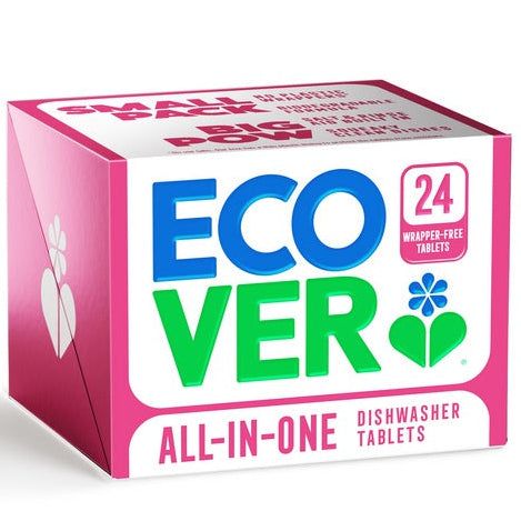 Ecover All-In-One konetiskitabletit Citrus; vaaleanpunainen ja valkoinen pakkaus Ecover All-In-One -konetiskitabletteja, suurta sinistä, vihreää ja pinkkiä tekstiä, sininen kukkakuvitus etupaneelissa ja pyöreä tarra ilmoittaen 24 kääreetöntä ympäristöystävällistä tablettia; suorakaiteen muotoinen pahvipakkaus mattapinnalla; groteskifontti tuotetiedoille; tausta yksinkertainen; ei ihmisiä tai käsiä.