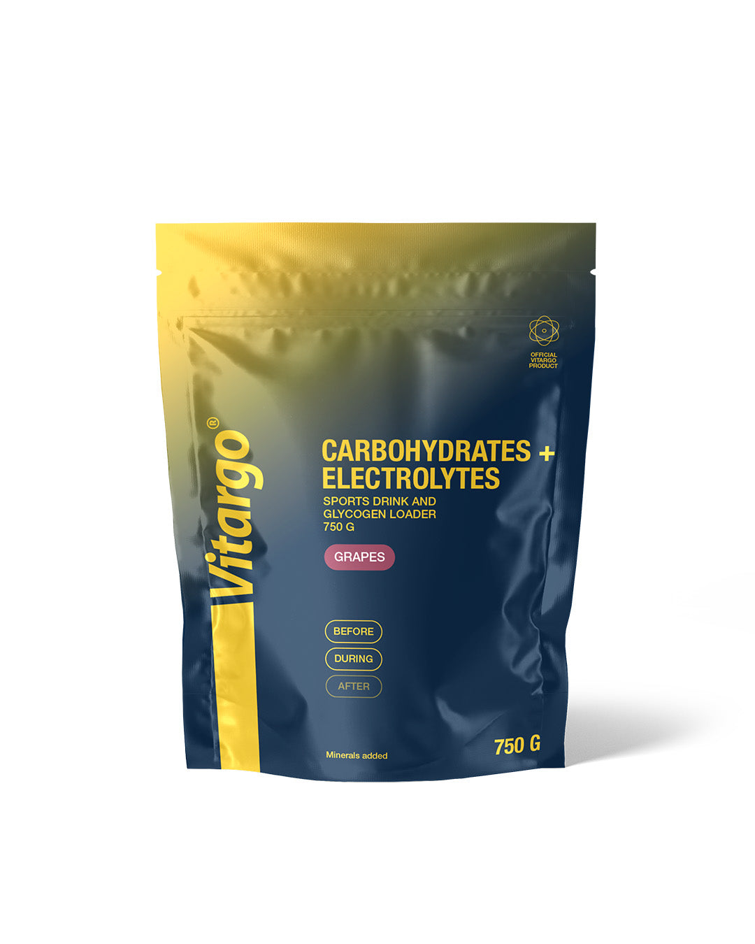 750 g:n Vitargo-urheilujuomapussi, jossa lukee keltaisella tekstillä Carbohydrates + Electrolytes. Taipuisa pussi on pääosin sininen, ja siinä on keltainen osio sekä rypäleen makua ilmaiseva etiketti. Pinta vaikuttaa kiiltävältä. Pakkauksessa on luettavaa tekstiä liikunta-ajoituksesta ja nesteytyksen tuesta. Ihmisiä, esineitä tai taustayksityiskohtia ei näy; kyseessä on studiokuva tuotteesta.