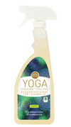 Eliah Sahil Joogamaton Puhdistussuihke Rosmariini; suihkepullo tekstillä ”Yoga Mat Cleaner” suomeksi, ruotsiksi ja englanniksi; pullo läpinäkyvä valkoisella muovisella liipaisinsuihkukärjellä; suorakaiteen muotoinen etiketti vihreä ja sininen geometrisin ja kukka-aiheisin koristekuvioin; luettava tuoksukuvaus raikastava rosmariini; pakkauksen pinta vaikuttaa mattapintaiselta; ei ihmisiä tai käsiä; tausta tasainen, tavanomainen tuotekuva.