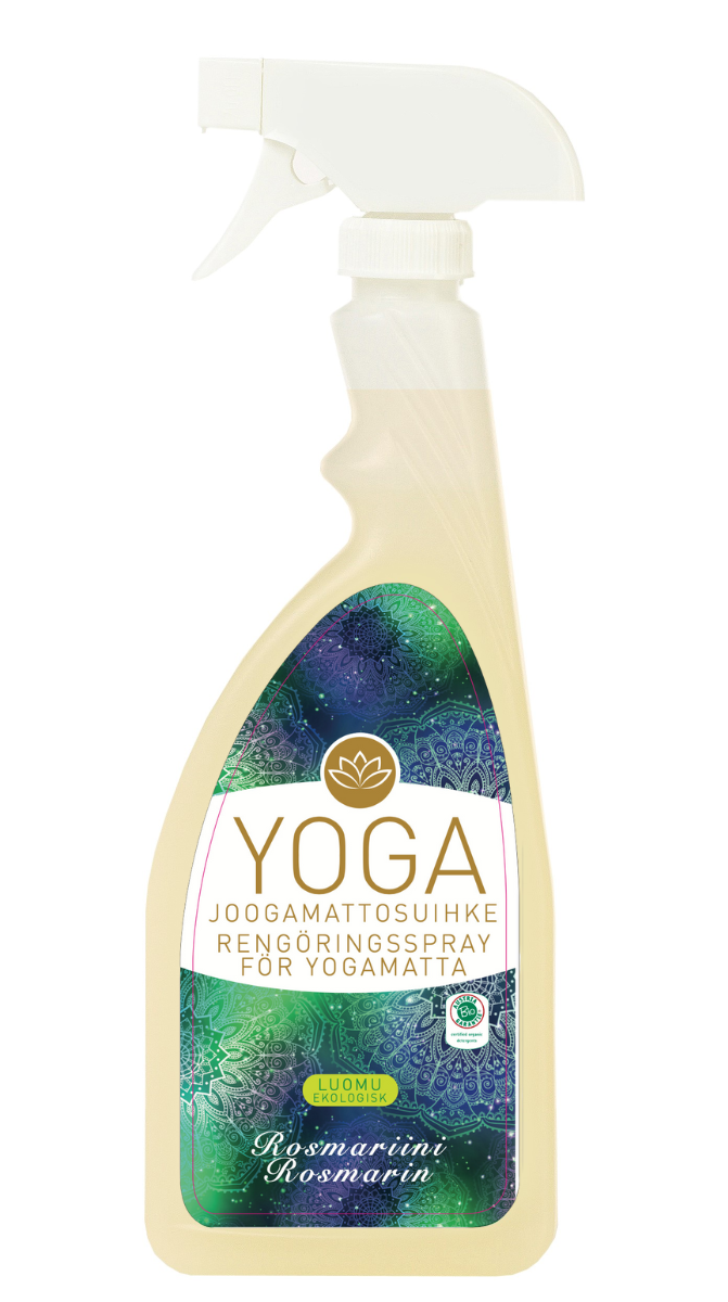Eliah Sahil Joogamaton Puhdistussuihke Rosmariini; suihkepullo tekstillä ”Yoga Mat Cleaner” suomeksi, ruotsiksi ja englanniksi; pullo läpinäkyvä valkoisella muovisella liipaisinsuihkukärjellä; suorakaiteen muotoinen etiketti vihreä ja sininen geometrisin ja kukka-aiheisin koristekuvioin; luettava tuoksukuvaus raikastava rosmariini; pakkauksen pinta vaikuttaa mattapintaiselta; ei ihmisiä tai käsiä; tausta tasainen, tavanomainen tuotekuva.