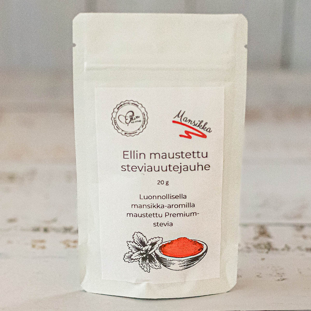 Ellin Mansikkastevia; valkoinen, mattapintainen pystypussi suljetulla yläosalla, seisoo pystyssä vaalealla tasaisella alustalla; pussissa teksti "Ellin maustettu steviauutujauhe" sekä mansikkakuva ja koristeellisia kukkakuvioita; etiketin fontti on lihava ja luettava; ei ihmisiä tai toimintaa näkyvissä kuvassa.