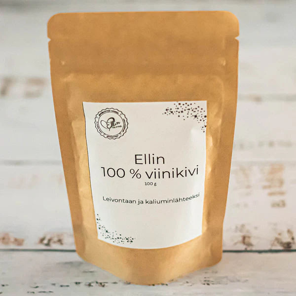 Ellin 100 % Viinikivi; ruskea uudelleensuljettava pussi, jossa lukee Ellin 100% viinikivi, suomenkielistä tekstiä, seisoo vaalealla puupinnalla; pussi on mattapintainen ja suorakulmainen, yläreunassa näkyvä saumaus; etiketin typografia on yksinkertaista ja groteskia, pääosin mustaa, sana "viinikivi" korostettu lihavoituna; kuvassa ei näy muuta kuin pakkaus.
