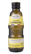 Emile Noël Luomu Camelinaöljy, 250 ml pullo keltaisella etiketillä ja mustalla korkilla, luonnostaan runsaasti omega-3:a, sopii salaattien maustamiseen; pullo kirkasta lasia, sylinterimäinen ja kiiltävä; etiketti kirkkaan keltainen tummanvihrein groteski- ja käsialafontein tuotetiedoin; korkki musta, sileä muovi ja mattapintainen; tausta valkoinen, ei ihmisiä, käsiä eikä rekvisiittaa, tuote keskitettynä kuvaan.