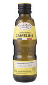 Emile Noël Luomu Camelinaöljy, 250 ml pullo keltaisella etiketillä ja mustalla korkilla, luonnostaan runsaasti omega-3:a, sopii salaattien maustamiseen; pullo kirkasta lasia, sylinterimäinen ja kiiltävä; etiketti kirkkaan keltainen tummanvihrein groteski- ja käsialafontein tuotetiedoin; korkki musta, sileä muovi ja mattapintainen; tausta valkoinen, ei ihmisiä, käsiä eikä rekvisiittaa, tuote keskitettynä kuvaan.