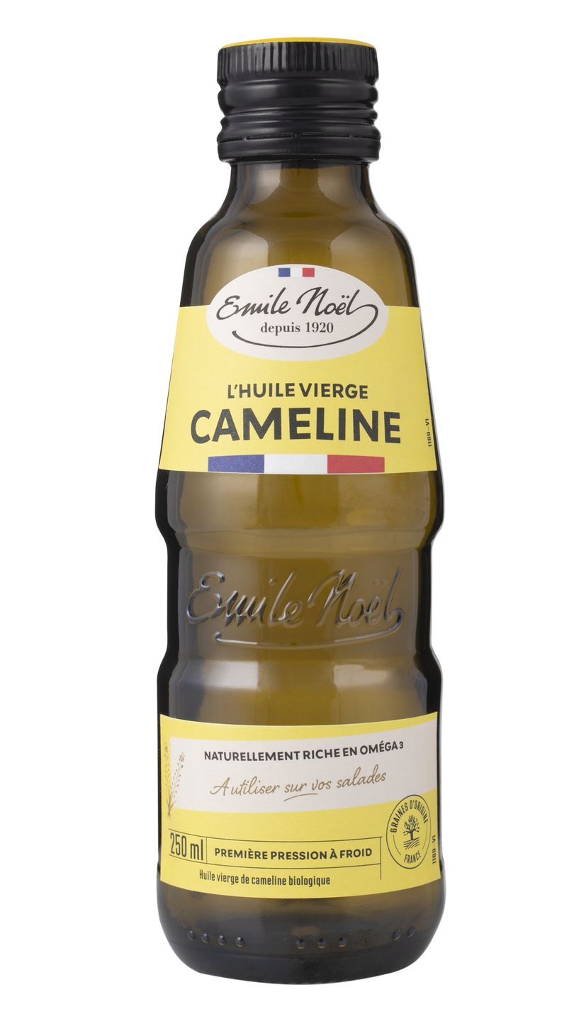 Emile Noël Luomu Camelinaöljy, 250 ml pullo keltaisella etiketillä ja mustalla korkilla, luonnostaan runsaasti omega-3:a, sopii salaattien maustamiseen; pullo kirkasta lasia, sylinterimäinen ja kiiltävä; etiketti kirkkaan keltainen tummanvihrein groteski- ja käsialafontein tuotetiedoin; korkki musta, sileä muovi ja mattapintainen; tausta valkoinen, ei ihmisiä, käsiä eikä rekvisiittaa, tuote keskitettynä kuvaan.