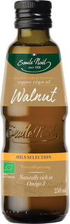 Emile Noel Luomu Saksanpähkinäöljy, ensimmäisen kylmäpuristuksen luomuöljy, luonnostaan runsaasti Omega 3:a, vihreä-kultainen etiketti; 250 ml pullo korostaa luomulaatua; lasipullo tummalla pinnalla, sylinterimäinen ja kiiltävä, muovinen kierrekorkki; pääteksti valkoisella ja kultaisella antiikvafontilla mattapintaisella etiketillä; tausta neutraali, tuote keskitetty, ei ihmisiä eikä muita esineitä näkyvissä.