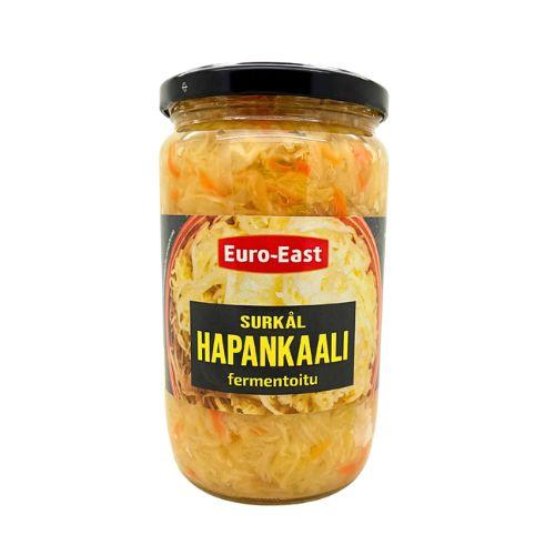 Euro-East Fermentoitu Hapankaali, lasipurkki fermentoidulle hapankaalille kiiltävällä mustalla muovikannella; sylinterimäisessä kirkkaassa purkissa näkyy vaaleaa raastettua kaalia pakattuna sisään; etusivun keltais-punainen etiketti tuote- ja brändinimellä lihavoidulla groteskityypillä; ei ihmisiä eikä käsiä näkyvissä; tausta valkoinen.