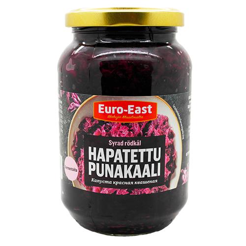Euro-East Hapatettu Punakaali, lasipurkki Euro-East-brändin hapankaalille punakaalista kultaisella kannella; purkki sylinterimäinen ja läpinäkyvä, sisällä näkyy tummanvioletti raastettu kaali; etiketti kiiltävän musta punaisin ja valkoisin tekstein usealla kielellä sekä kuva viipaloidusta punakaalista; typografia sisältää lihavoitua groteskia; tuote pystyssä valkoisella taustalla, ei muita esineitä eikä ihmisiä näkyvissä.