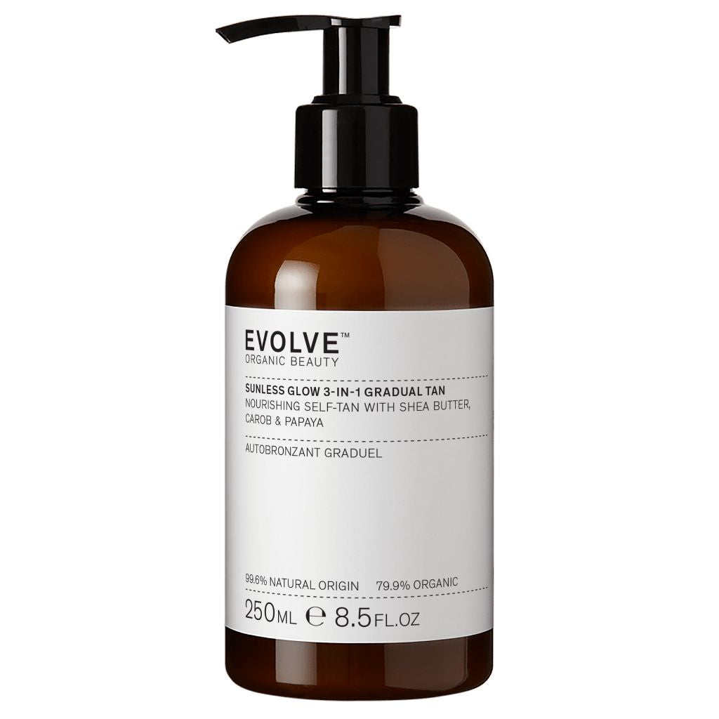 Evolve Sunless Glow 3-in-1 Gradual Tan; ruskea muovinen pumppupullo mattapinnalla, lieriömäinen muoto ja musta pumppuannostelija; etiketissä teksti ”Evolve Organic Beauty Sunless Glow 3-in-1 Gradual Tan with organic ingredients” englanniksi ja ranskaksi; etiketti groteskityyppografialla; pullon koko 250 ml (8,5 fl. oz.); tausta tasainen; ei ihmisiä tai esineitä näkyvissä.