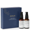 Evolve Dreamy Hydration; kaksi ruskeaa pumppupulloa tekstillä EVOLVE seisoo sinisen laatikon vieressä, jossa lukee EVOLVE ORGANIC BEAUTY Dreamy Hydration; pakkauksessa kulta- ja valkoista tekstiä siistillä groteskifontilla, laatikossa minimalistisia lehtikuvituksia; molemmat pullot mattapintaisia lieriömäisiä muotoja mustin pumpuin; neutraali tausta, ei ihmisiä tai lisärekvisiittaa; suoraan edestä kuvattu tuotekuva.