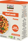 Explore Cuisine Luomu Punainen Linssi Penne; rasia Explore Cuisine -luomupunalinssipennea, etupuolella pastaa lautasella, korkean proteiinin merkintä ja selkeät keittöohjeet; 225 gramman pakkaus korostaa vain kahta yksinkertaista raaka-ainetta täysipainoiseen ateriaan; suorakulmainen pahvirasia pääosin punainen vihrein ja valkoisin korostuksin, mattapinta; lihavoitu groteskikirjasin tuotenimessä; luettavissa paino ja ainesosamäärä etupuolella; ei ihmisiä tai käsiä, vaalea tausta.