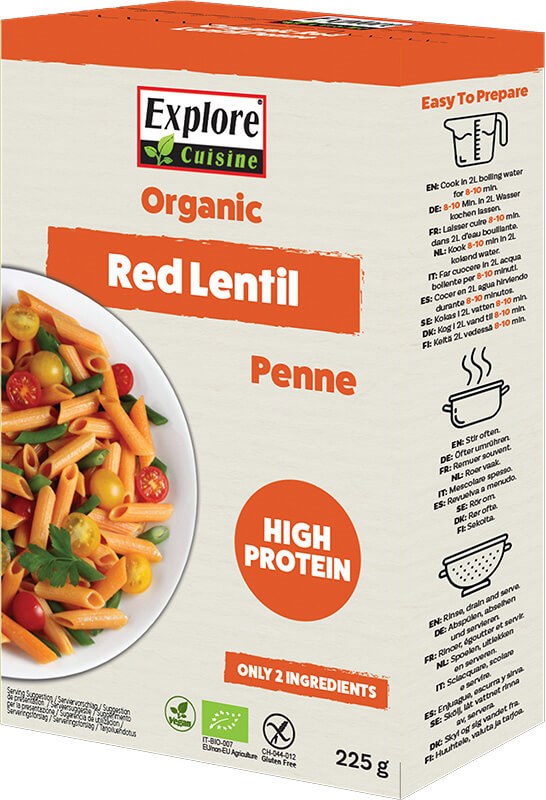Explore Cuisine Luomu Punainen Linssi Penne; rasia Explore Cuisine -luomupunalinssipennea, etupuolella pastaa lautasella, korkean proteiinin merkintä ja selkeät keittöohjeet; 225 gramman pakkaus korostaa vain kahta yksinkertaista raaka-ainetta täysipainoiseen ateriaan; suorakulmainen pahvirasia pääosin punainen vihrein ja valkoisin korostuksin, mattapinta; lihavoitu groteskikirjasin tuotenimessä; luettavissa paino ja ainesosamäärä etupuolella; ei ihmisiä tai käsiä, vaalea tausta.