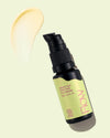 Pullo, jossa lukee Green Tea Peptide Eye Cream Flow-brändäyksellä, on aseteltu kulmittain vaalealle taustalle, vieressä peptideillä rikastettu kermainen sivelynäyte. Pullo on lieriömäinen, valkoinen puolikiiltävällä pinnalla ja tummanvihreää modernia pääteviivatonta tekstiä. Etikettiteksti on niukkaa ja selkeää. Ihmisiä tai käsiä ei näy. Kuva on lähikuva tuotevalokuvauksesta.
