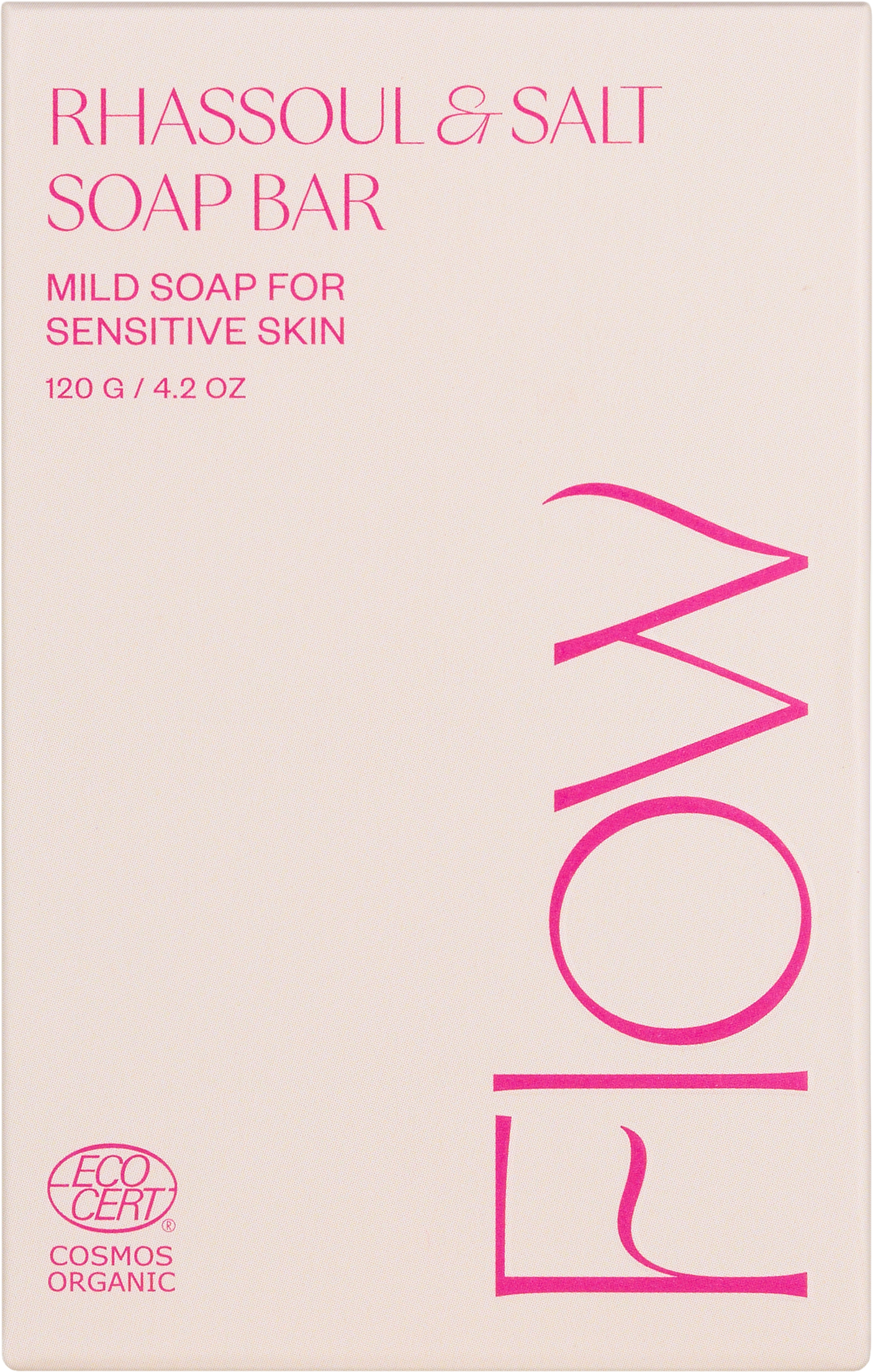 Beige suorakulmainen saippuarasia, jossa on vaaleanpunaista pääteviivatonta tekstiä RHASSOUL & SALT SOAP BAR, lisäksi näkyy teksti gentle formula for sensitive skin ja 120g. FLOW on painettu pystysuunnassa. Vasemmassa alakulmassa on ECOCERT- ja COSMOS ORGANIC -logot. Rasian pinta on mattainen. Ihmisiä tai taustayksityiskohtia ei näy.