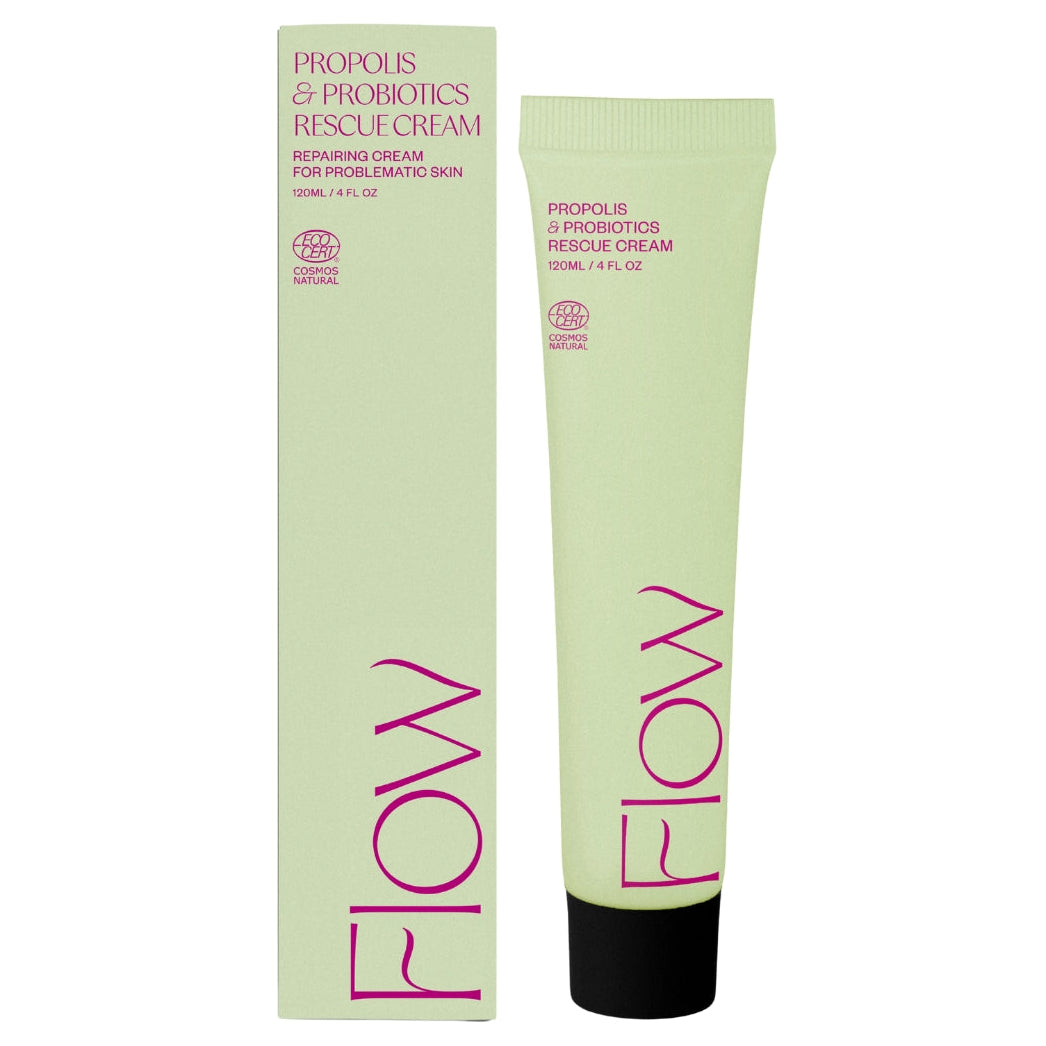 FLOW Cosmetics Propolis & Probiotics Rescue Cream; vihreä tuubi ja vastaava suorakulmainen rasia, molemmat mattamateriaalia siistillä minimalistisella ulkoasulla; pakkauksessa lukee vaaleanpunaisella tekstillä ”Flow Propolis & Probiotics Rescue Cream, 120ml, Repairing Cream for Problematic Skin”; molemmissa tuotteissa valkoinen tausta, ei näkyviä käsiä tai rekvisiittaa.