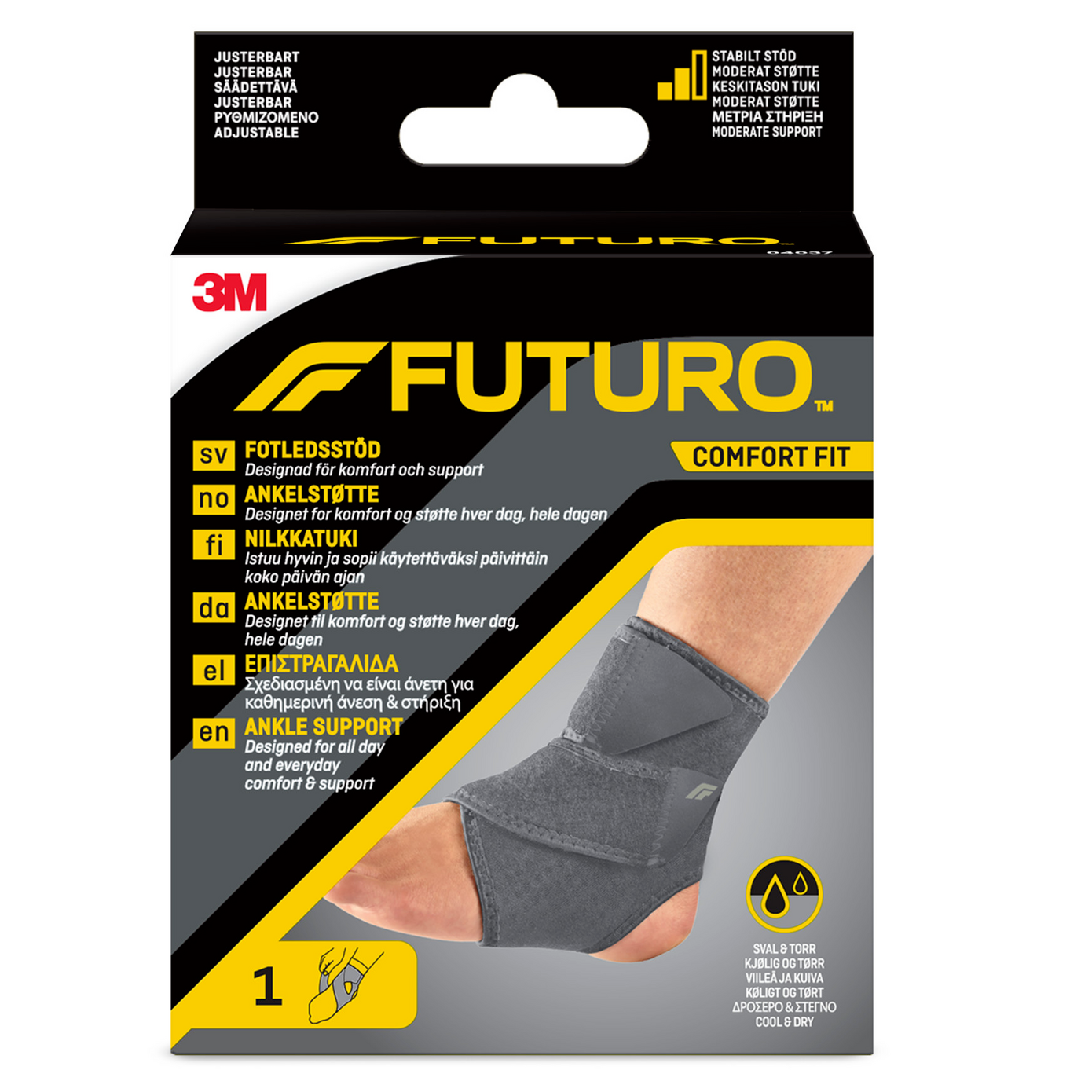 FUTURO Comfort Fit Säädettävä Nilkkatuki: musta FUTURO-nilkkatuki jalassa, näyttää kangasmateriaalilta mattapinnalla ja ergonomisesti muotoillulta, peittäen alanilkan ja osan jalkaa; tuote on pakattu suorakulmaiseen keltaiseen kartonkirasiaan, jossa luettavaa tekstiä useilla kielillä sekä 3M-logo; asetelma on yksinkertainen, ei ihmisiä tai käsiä näkyvissä mallin jalkaa lukuun ottamatta, kuva vaikuttaa otetun studiovalaistuksessa neutraalia taustaa vasten.
