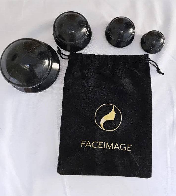Faceimage Imukupit Vartalolle; neljä mustaa imukuppia pienen, keskikokoisen ja ison kokoisina mattapinnalla, mustan kangaisen vedettävällä nyörillä suljettavan pussin vieressä; pussissa kultainen FACEIMAGE-merkki ja yksinkertainen suuraakkosteksti; kaikki esineet aseteltu valkoiselle taustalle; ei ihmisiä tai käsiä näkyvissä.