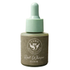 Famo Root Whisper Elixir: pieni pullo vihreällä tiputinkorkilla, jossa teksti "FAMO KOSMETIKA Root Whisper Elixir" ruskeaa taustaa vasten, valkoinen logo siivekkäästä hahmosta ja kasviaiheisia vihjeitä; pullo on sylinterimäinen, läpikuultava ja mattapintainen; etiketin teksti on selkeää groteskikirjasinta; ei ihmisiä tai käsiä kuvassa.