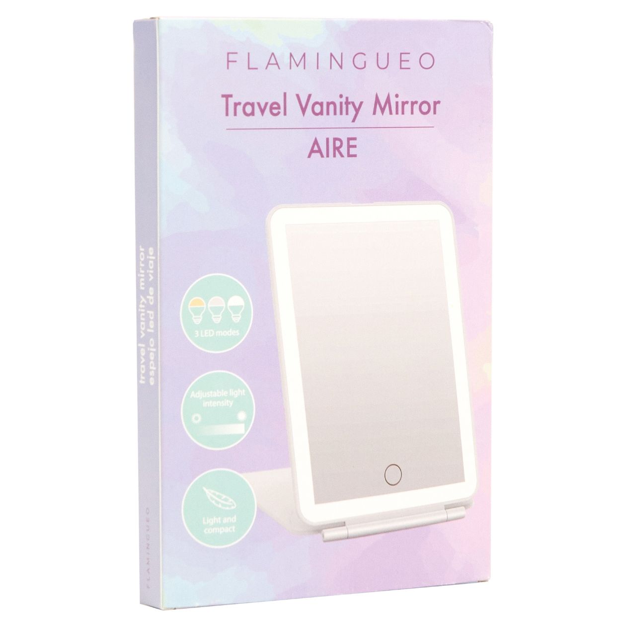 Flamingueo Meikkipeili LED-valolla; laatikko FLAMINGUEO Travel Vanity Mirror -matkapeilille, merkitty AIRE, kuvassa valkoinen kannettava peili suorakulmaisella muodolla ja pyöristetyillä kulmilla; peilissä näkyy heijastuspinnan alla painikkeita säädettäville valotiloille ja kirkkaudelle; pakkauksessa tuotekuva etupuolella; pintakäsittely mattapintainen; iso lihava groteskikirjasin etiketissä; taustalla pastellinvioletti ja -pinkki värilohko; ei ihmisiä näkyvissä; studiokuva suoraan edestä.