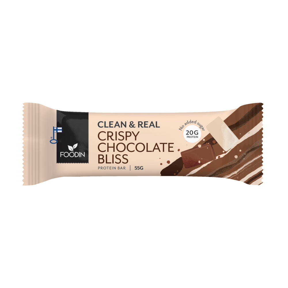Foodin Clean & Real Protein Bar Crispy Chocolate Bliss, beige patukankääre merkitty "Crispy Chocolate Bliss", suklaaroiskekuvitus, korostaa Clean & Real -ainesosia, ei lisättyä sokeria, 20 g proteiinia ja 55 g kokoa; kääre suorakaiteen muotoinen mattapinnalla; teksti pääosin lihavoitua groteskia; tausta yksinkertainen ja tasaisesti valaistu; ei ihmisiä eikä käsiä näkyvissä kuvassa.