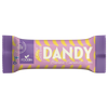 Foodin Dandy Candy Date Bar Banana Caramel; suorakulmainen, mattapintainen patukka on käärittynä violettiin ja keltaiseen pakkaukseen; kääreessä lukee lihavalla valkoisella ja keltaisella typografialla DANDY Banana Caramel, Candy Date Bar sekä No added sugar; 35 gramman patukan valmistaja on FOODIN; kuvassa ei näy ihmisiä tai käsiä, tausta on yksivärinen.
