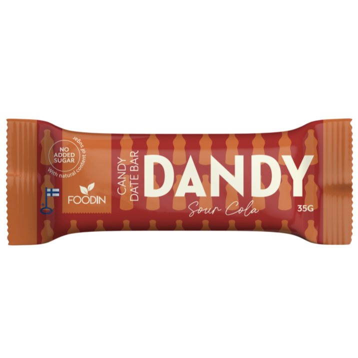 Foodin Dandy Candy Date Bar Sour Cola; oranssiin ja ruskeaan käärittynä Dandy Sour Cola -taatelipatukka, 35 g, valmistaja Foodin; pakkaus on suorakulmainen kiiltävää muovia ja siinä kuvitusta kolapullosta; luettavassa etikettitekstissä lukee "No added sugar" ja "tangy cola flavor"; tuotenimessä groteskikirjasin; kuva näyttää avaamattoman patukan yksiväristä taustaa vasten, ei ihmisiä tai käsiä.