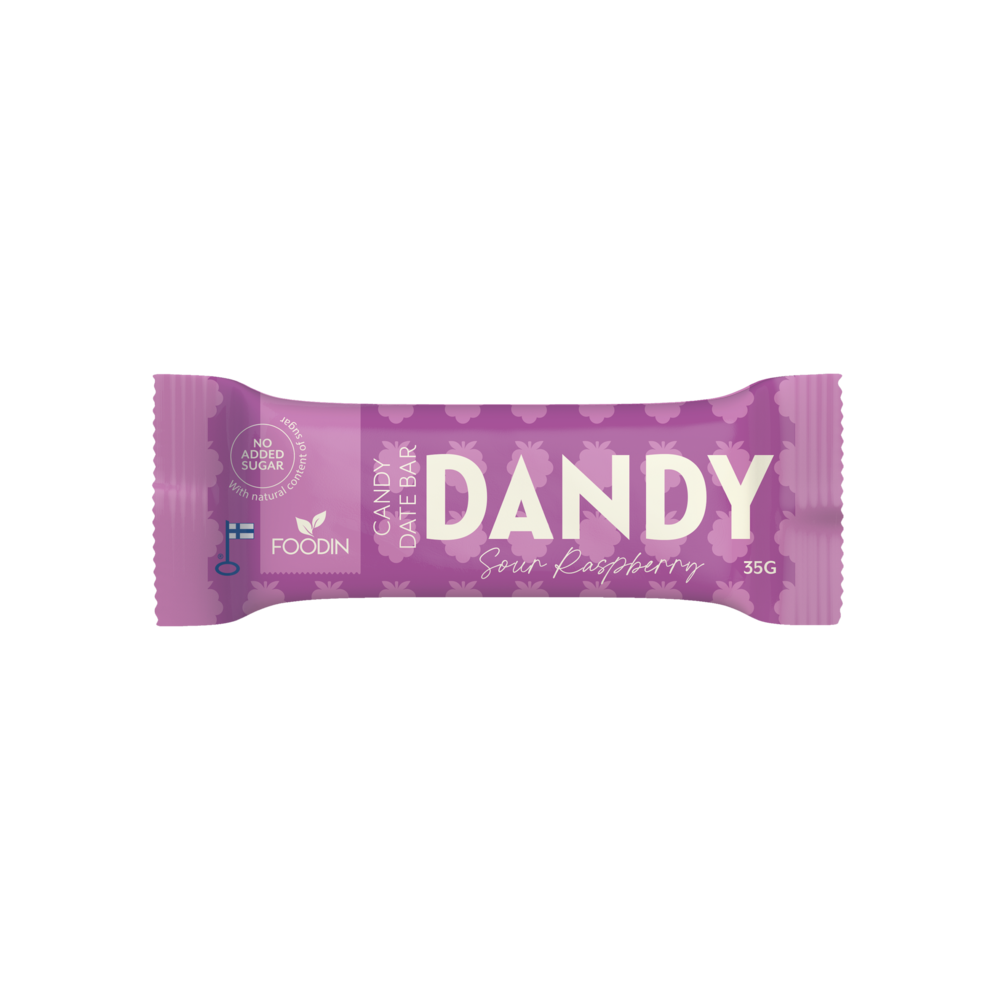 Foodin Dandy Candy Date Bar Sour Raspberry: violetiksi käärätty kaurapatukka tekstillä "DANDY Sour Raspberry" merkiltä Foodin, ei lisättyä sokeria eikä makeutusaineita, paino 35 g; kääre on mattapintainen lohkomaisella valkoisella ja punaisella kirjoituksella; tuotetyyppi ja maku näkyvät selvästi; pakkaus on suorakulmainen rypytetyin päin; valkoinen tausta, kuva edestäpäin, ei ihmisiä tai käsiä näkyvissä.