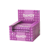 Foodin Dandy Candy Date Bar Sour Raspberry: violetti rasia Foodin Dandy Sour Raspberry -taatelipatukoita, sisällä useita patukoita näkyvissä; suorakulmainen mattapintainen rasia vadelmakuvituksin ja valkoisella groteskitekstillä pinkki-violetilla pohjalla; tuote- ja makunimet ovat luettavissa; yksittäiset patukkakääreet noudattavat samaa pakkausteemaa; ei ihmisiä tai käsiä näkyvissä; neutraali tausta, tuote kuvattu läheltä ja suoraan edestä.